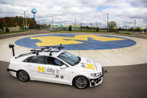 Un vehículo de auto conducción en MCity de Universidad de Michigan.