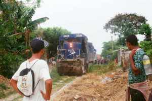 Migrantes esperan su oportunidad para subirse al tren en Chiapas, México, cerca de la frontera con Guatemala.Crédito de imagen: Jason De León