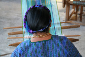 Una mujer maya teje en un telar tradicional en una comunidad cerca del lago Atitlan, Guatemala en el 2007.