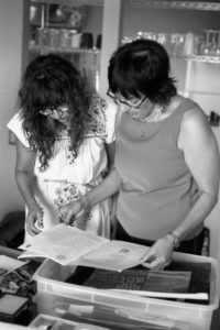 María Cotera (izq.) y Nancy De procesan fotos después de una entrevista para el proyecto Chicana por mi Raza Project en Los Ángeles, 2014. Crédito de foto: Ernesto Chavez