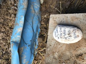 Para hacer el adobe, los estudiantes utilizaron una receta que alguien escribió en una piedra.