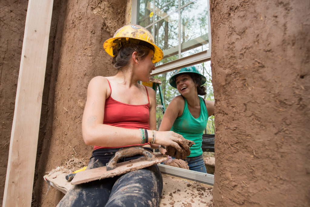 Construyendo edificio de balas de paja 