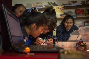 Estudinates de la secundaria de San Francisco de Asis school in Puno, Perú, ensamblan un circuito para mover motores.