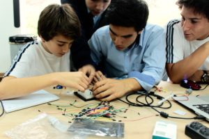 Estudiantes de la secundaria San Pedro, en Lima, Perú, trabajan con el procesador Arduino para crear un alcoholímetro.