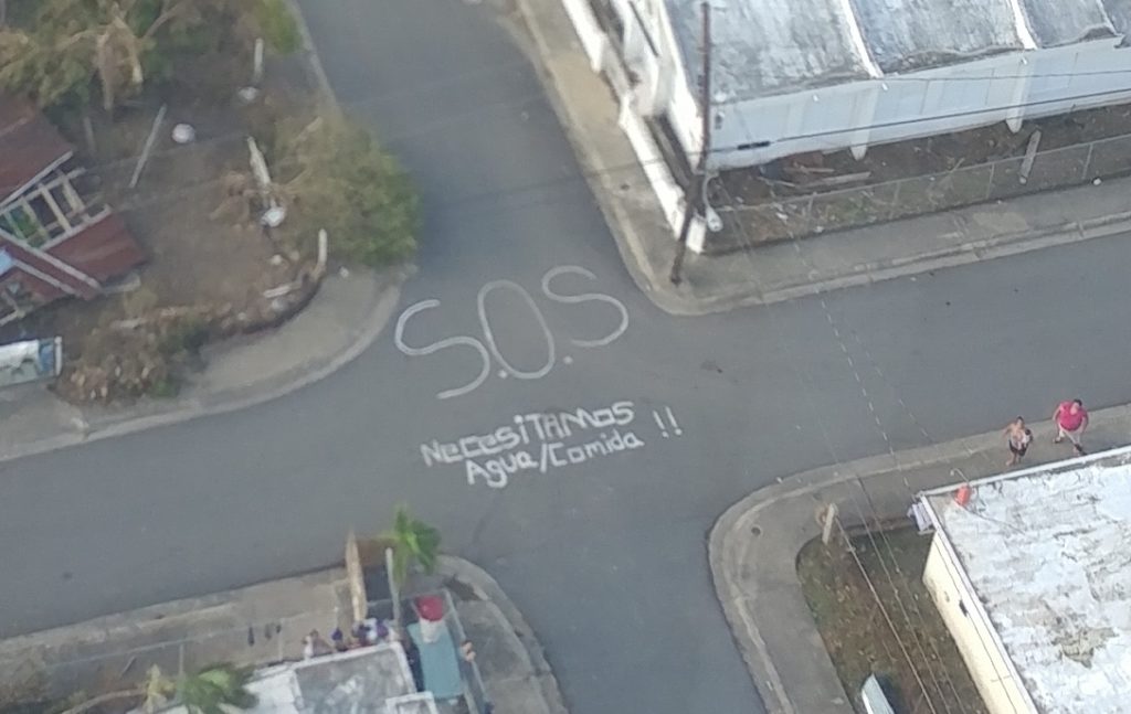 Residentes de Punta Santiago usaron tiza para escribir en la calle un mensaje pidiendo ayuda después de la tormenta. Crédito de foto: Angelina Ruiz Lambides, Centro de Investigación de Primates del Caribe.