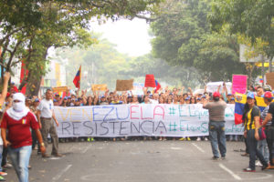 San Cristobal, Venezuela. Grupos se opositores del presidente venezolano Nicolás Maduro se reunen en San Cristobal, Tachira Stete, Venezuela, en una marcha el 14 de Marzo, 2014. La gente, con banderas, signos y en medio del humo de llantas quemadas, esperan al reportero de CNN en Español Fernando Del Rincón que ha estado cubriendo la crisis en Venezuela desde que las protestas comenzaran un mes antes. @Copyrighted Getty Images.