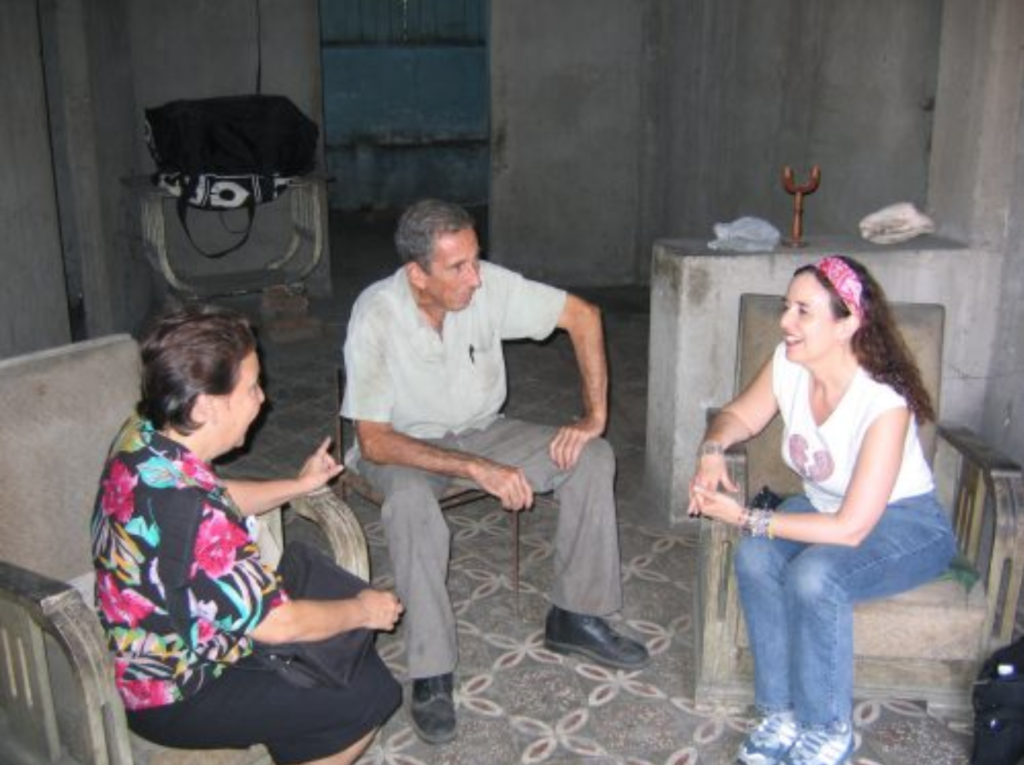 Ruth Behar en trabajo de campo en Palma Soriano, Cuba