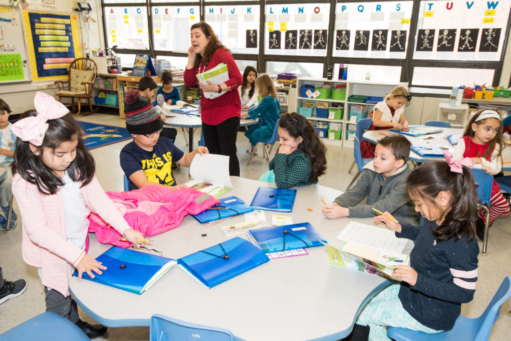 La maestra Patricia Valenzuela habla con estudiantes acerca de las diferentes tradiciones de fin de año celebrada en los países de habla hispana en el último día de clases en la escuela de español En Nuestra Lengua.