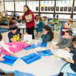 La maestra Patricia Valenzuela habla con estudiantes acerca de las diferentes tradiciones de fin de año celebrada en los países de habla hispana en el último día de clases en la escuela de español En Nuestra Lengua.