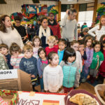 Estudiantes de En Nuestra Lengua pasan por las diferentes mesas en Bach Elementary durante la recaudación anual de fondos para el programa, que incluye la venta de comidas típicas de países de habla hispana en Bach Elementary School. Peter Matthews, Michigan Photography.