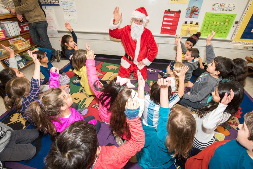 Papá Noel visita a los estudiantes de segundo grado en el último día del semestre en la escuela de español En Nuestra Lengua.