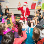 Papá Noel visita  a los estudiantes de segundo grado en el último día del semestre en la escuela de español En Nuestra Lengua.