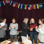 Padres y miembros de la comunidad participan en la recaudación anual de fondos para el programa En Nuestra Lengua, que incluye la venta de comidas típicas de países de habla hispana preparada por los mismos padres. Peter Matthews, Michigan Photography.