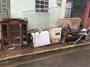 Después de recibir más de seis pulgadas de lluvia durante el huracán María, Toa Baja, vecinos tuvieron que botar refrigeradores, colchones y muebles arruinados por el huracán, pero no pudieron llevarlos a los sitios designados por el gobierno. Matos-Moreno y su equipo arrendaron una excavadora y camión para ayudar a limpiar las calles. Foto cortesía de Matos-Moreno.