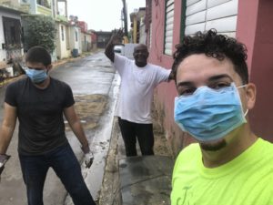 El mejor amigo de Amilcar Matos-Moreno, Alfonso, y Rubén, un voluntario de la comunidad trabajan para limpiar un barrio en Toa Baja, una ciudad que recibió más de seis pies de agua durante Huracán María. Foto cortesía de Matos-Moreno.