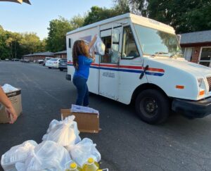 María Militzer, una investigadora posdoctoral en la Escuela de Salud Pública de la Universidad de Michigan, ayuda a distribuir equipo de protección personal y suministros de limpieza para ayudar a los miembros de la comunidad a enfrentar la pandemia en la primavera del 2020. Foto cortesía: Mexiquenses en Michigan.