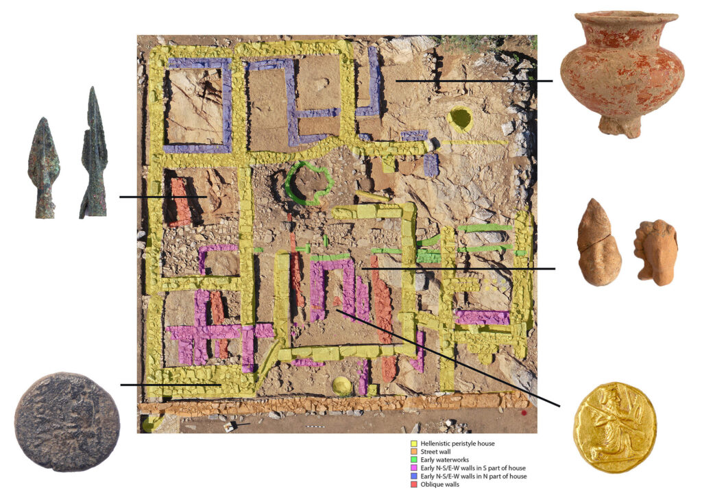 Una vista aérea de la casa muestra las diferentes fases y el lugar de hallazgo de las monedas, así como otros artefactos. Crédito de la foto: Proyecto Arqueológico de Notion