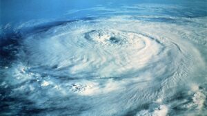 Imagen aérea de un huracán con el ojo del huracán en el centro. Crédito: Getty Images.