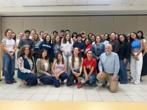 Estudiantes, profesores y personal posando en grupo, liderando el proceso de administración de encuestas en Puerto Rico. Crédito de la imagen: Laboratorio Puertorriqueño de Opinión Pública.