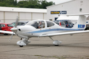 Con el sensor instalado, Nilton Renno y Rohan Madathil se suben al avión y se dirigen hacia la pista de aterrizaje. Crédito de imagen: Brenda Ahearn, Michigan Engineering