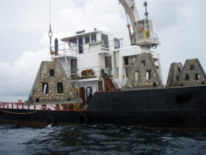 Instalación de arrecife artificial en el Golfo de México por Reefmaker. Crédito de imagen: Reefmaker/Wikimedia Commons