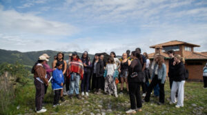 Estudiantes de la U-M caminan junto a educadores locales y jóvenes indígenas para ver cómo es un día escolar típico cerca de Otavalo.