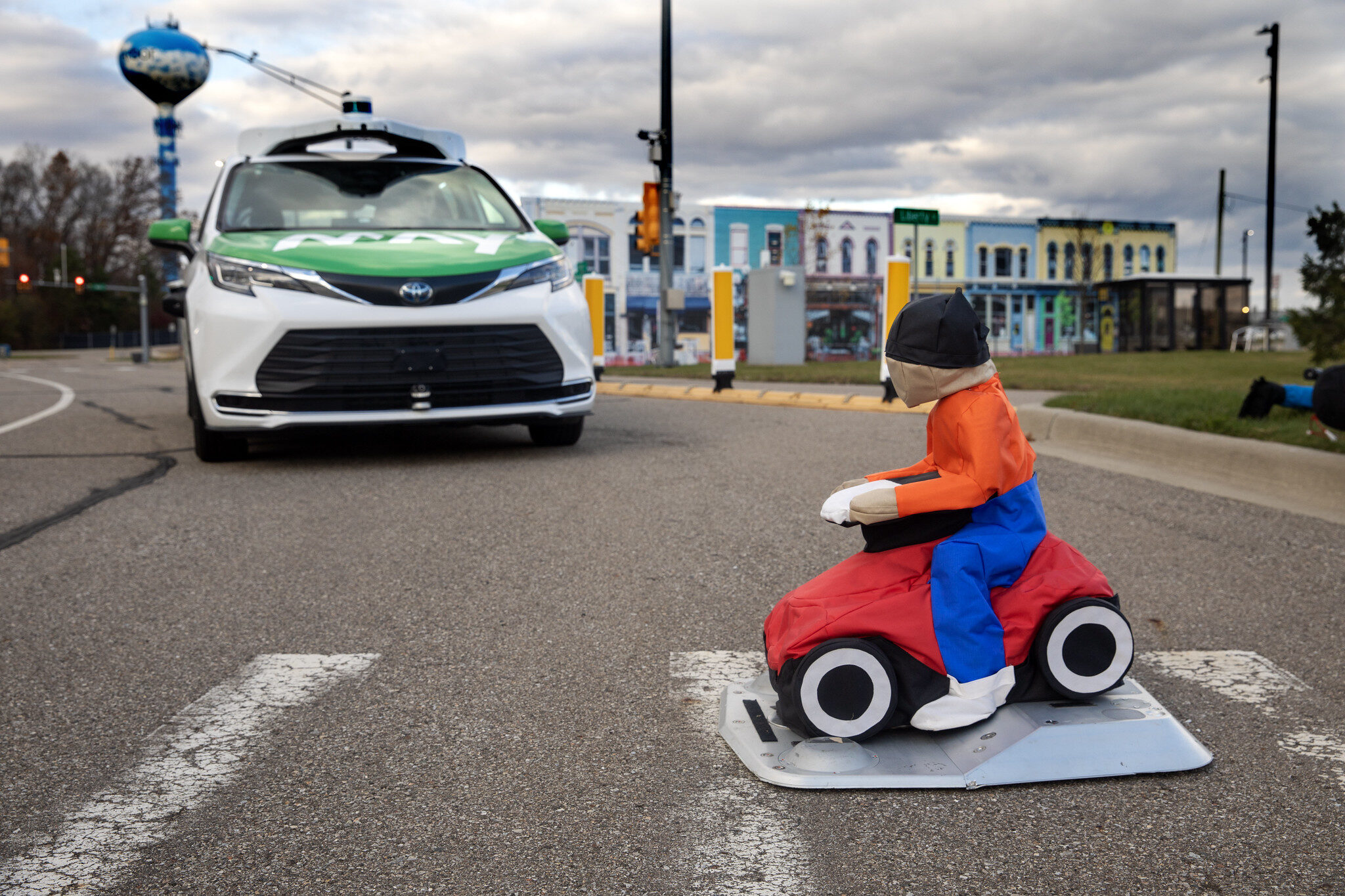Vehículo sin conductor May Mobility se detiene automáticamente para dejar cruzar la calle a un transeúnte durante el primer día de pruebas para apoyar la Lanzadera del Sistema de Conducción Automatizada (ADS) de la ciudad de Detroit. Crédito de la imagen: Marcin Szczepanski/Lead Multimedia Storyteller, Michigan Engineering